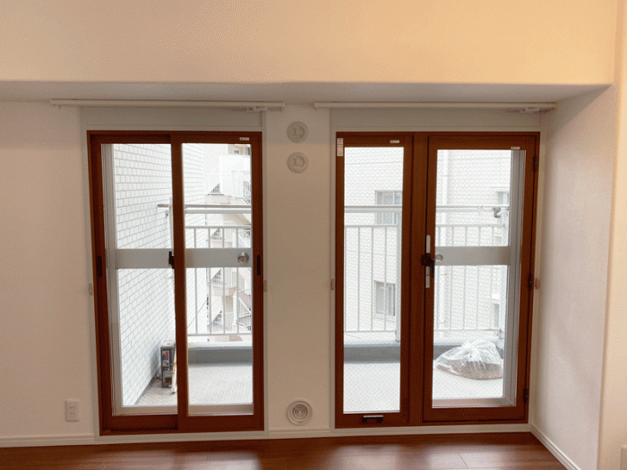 清楚なホワイトとシックなブラウンの調和が素敵な家　品川区S様邸